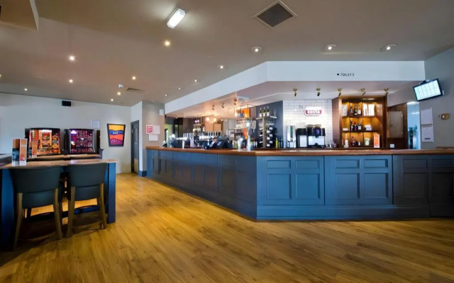 Premier Inn Livingston (M8/J3)