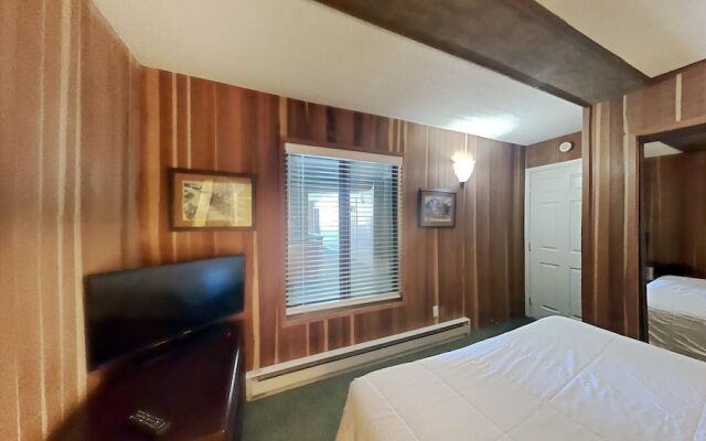 Two Bedroom Units at 1849 Condos With 3 Hot Tubs & Slopeside