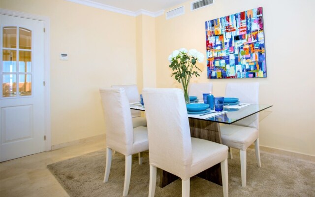 Delightful 2 Bed Apartment with sea views PW10