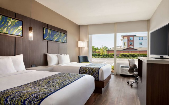 La Quinta Inn & Suites by Wyndham Orlando - IDrive Theme Parks