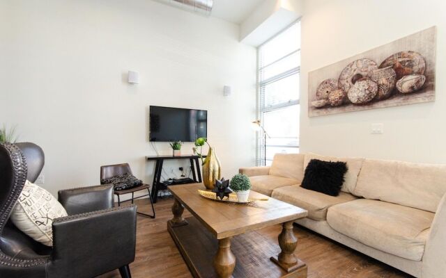 Downtown Convention Center Suite with Pool