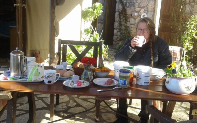 Inviting Tiny Treehouse East of Kalamata Near bay
