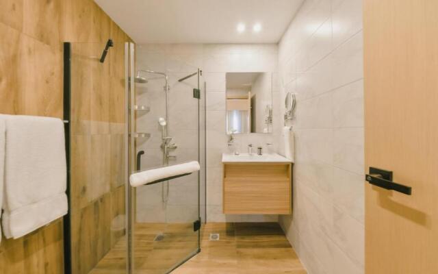 Fully Serviced Apartment at Regatta Living - 9F