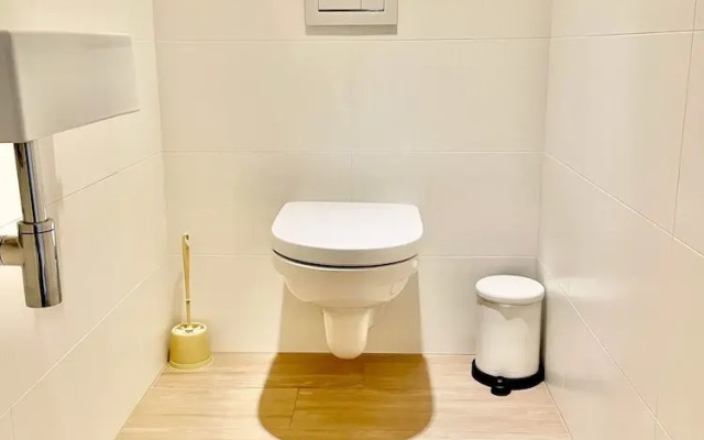 Modern 2BR 1.5 BA Near Diamond District by Oneluxstay