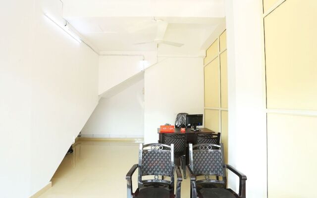 OYO 37302 White Cort