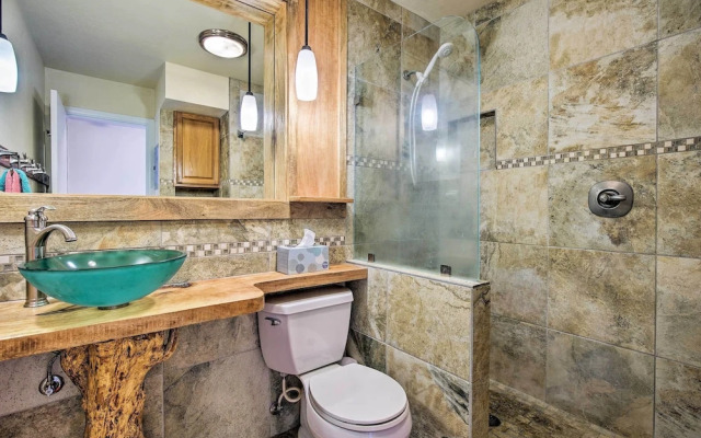 Kona Condo w/ View, Walk to Beach & Restaurants