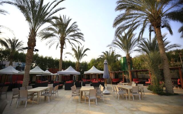 Byoot Bay Hotel & Resort