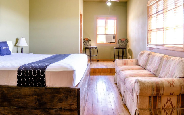 Capital O Hotel Villa Azura