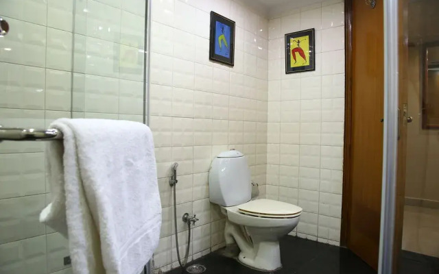 OYO 13052 Hotel Conclave Inn