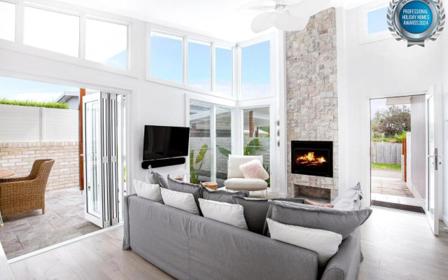 Unwind - Pet Friendly - 1 Min Walk to Beach