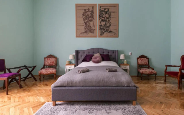 Eclectic Luxury & Spacious 2BR AC Apt in Center
