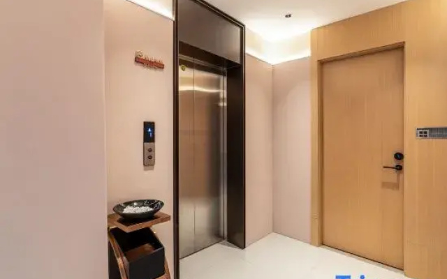 Jiamei Wanyue Hotel (Nanning Sanjie Liangxiang Chaoyang Metro Station Branch)