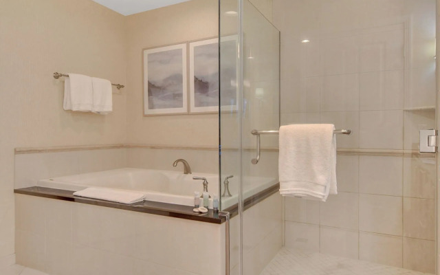 Premium Suite w/balcony at The Signature