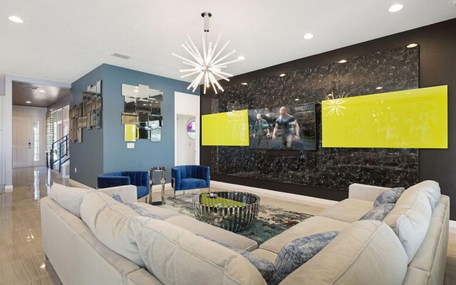 St010v: 10 Bed, Spiderman, Fashionista