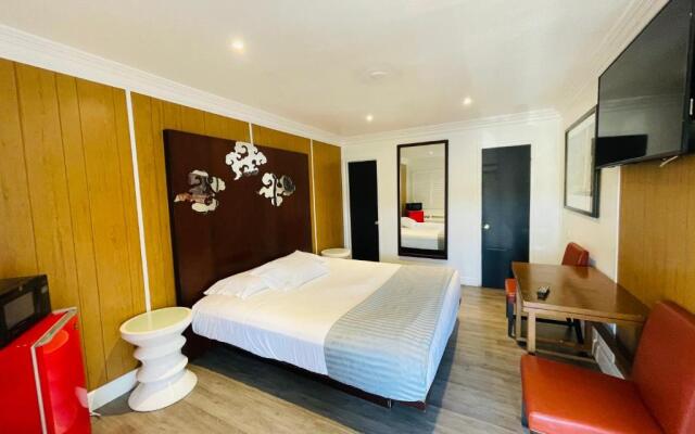 Casa Blanca Inn & Suites