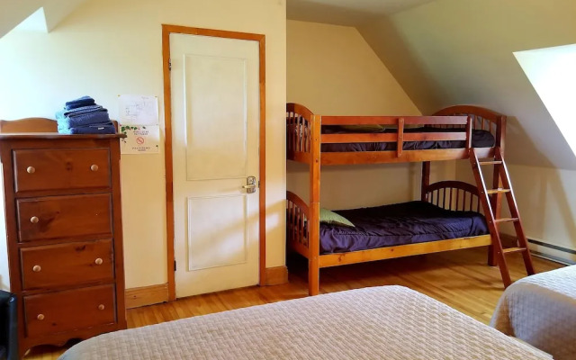 Auberge Le P'tit Bonheur - Hostel
