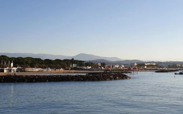 Garden and beach sea view apartment Cannes