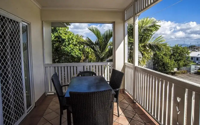 Cairns City Garden Apartment