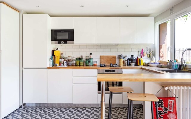 Bright and Modern Apt With Patio in Paris 18th!