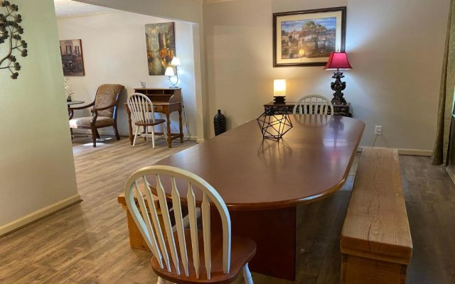 Downtown Family Retreat - 5 Bedrooms, 3 Minutes to Dahlonega, Pool, Hot Tub, Game Rooms