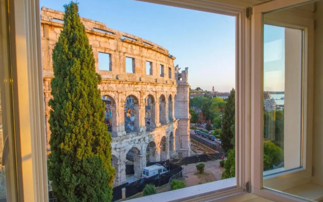 Arena & Seaview Luxurious Residence