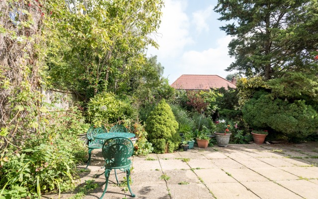 Spacious 1-Bedroom Flat with garden & free parking