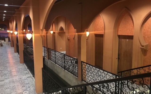 Bee Sleep Hostel & Nana Art gallery