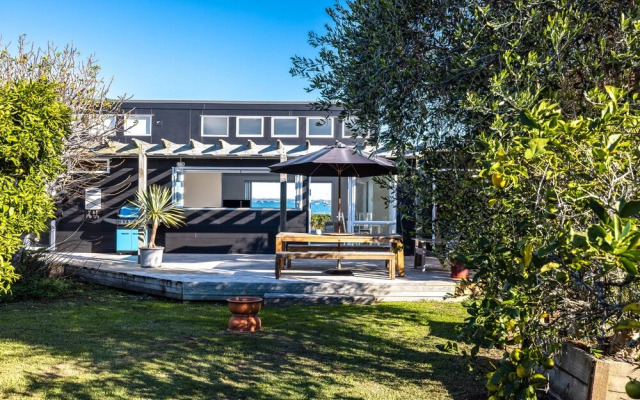 Driftwood Beach House with Spa Pool
