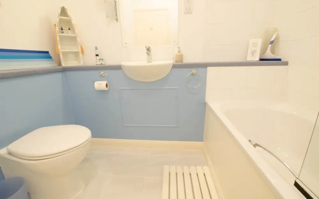 Clifton Court Apt 15 With Heated Pool