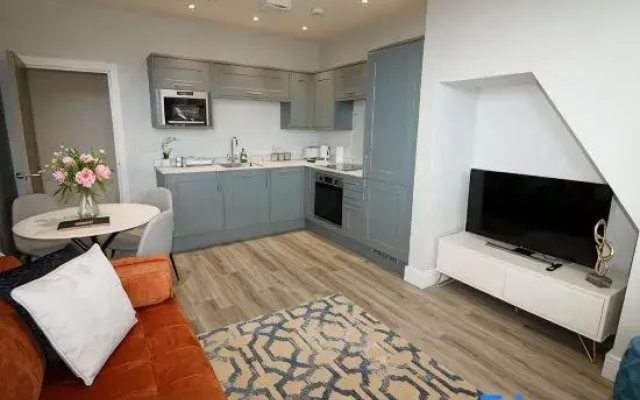 Sea View 2-Bed Family Apt w/ Free Gym & Parking