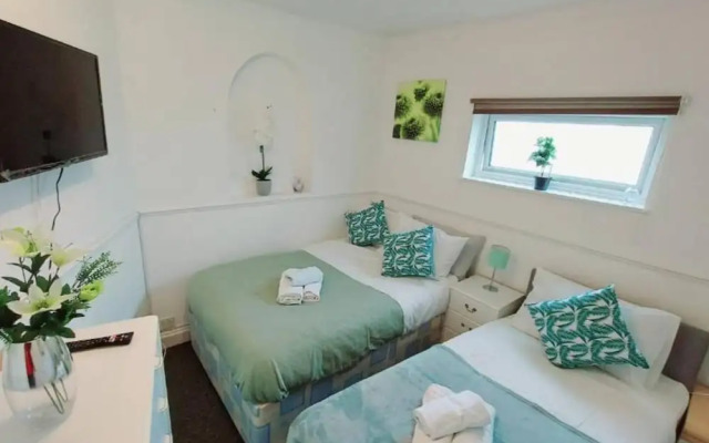 Gilling Villa Remarkable 4-bed House in Gillingham