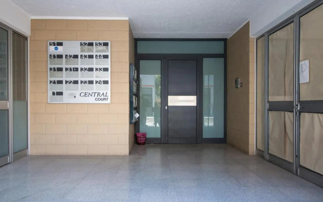 Renovated 2-bedroom flat with free parking, center