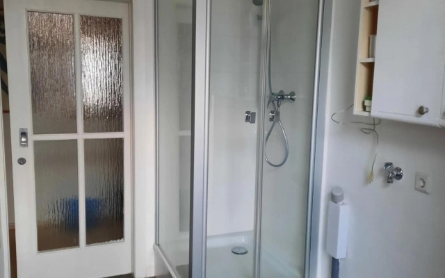 Kunstoase am blauen Haus