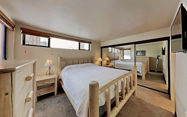 Slopeside Four Bedroom Homes at 1849 Condos - Free Wifi and Parking! by RedAwning