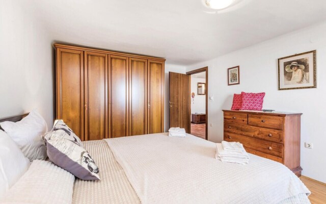 Amazing Apartment in Icici With Wifi and 2 Bedrooms