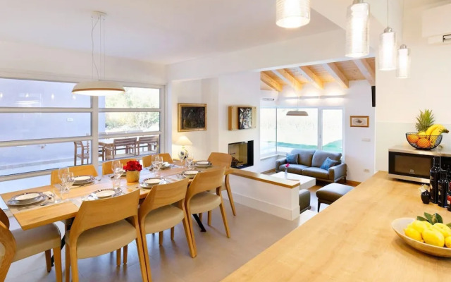 Villa in Zupa With Infinity Pool & Biokovo Views