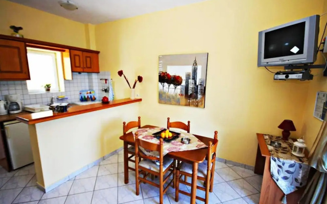 Agios Georgios - 2 Beds - Sleeps 5 - Free Parking