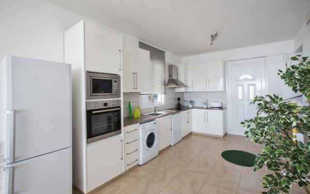 Celebrity Villa Oliver P 14