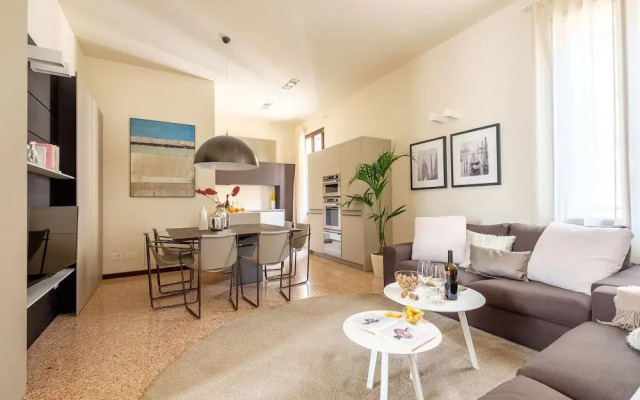Venice Canal Palazzo Gracious and Modern 3 Bedroom Apartment