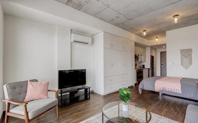 FRONTDESK Urbanite Apts Lower East Side Milwaukee