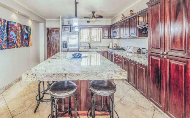 Ocean View 2Br Condo-balcony-beach-pool - 805