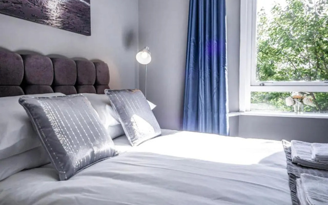 New Superhost Listing: Bright flat nr. University