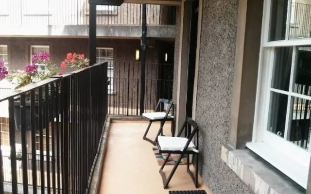 JOIVY Stylish Castle View Apartment