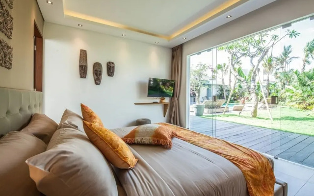 Stunning 6 Bedroom Villa Only 400m to the Beach