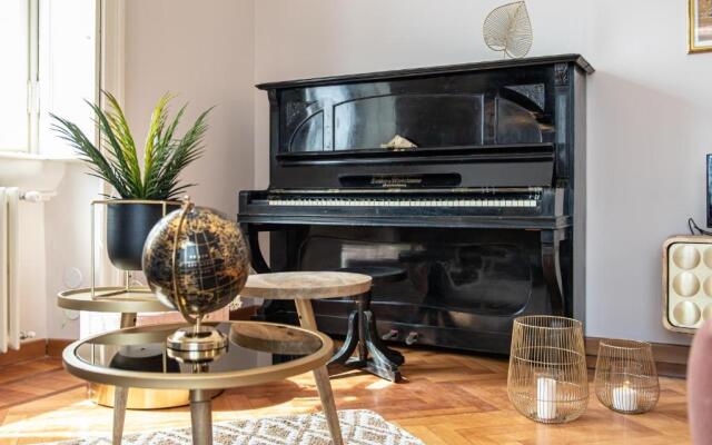 Joivy Sophisticated Flat W/ Desk