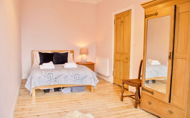 1 Bedroom Flat Near Holyrood Park