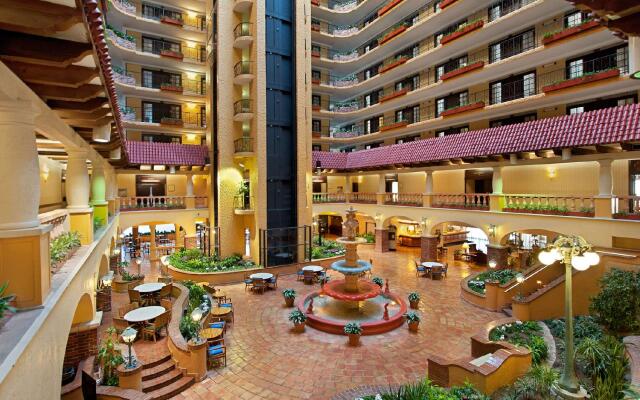 Embassy Suites Kansas City Plaza