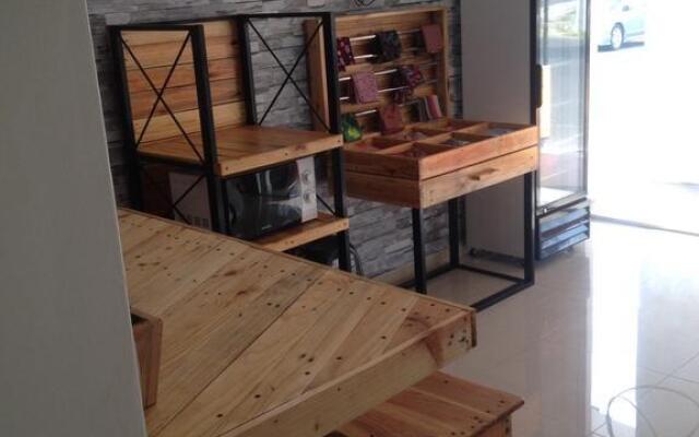 OYO 89831 Sri Sena Hotel