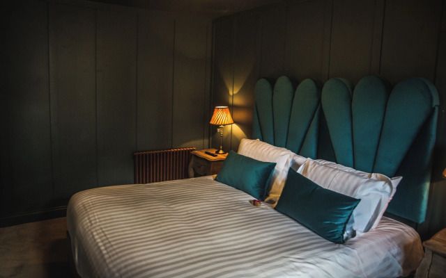 Le Petit Chateau & William de Percy