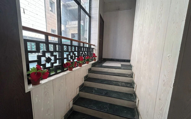 Hotel B K House